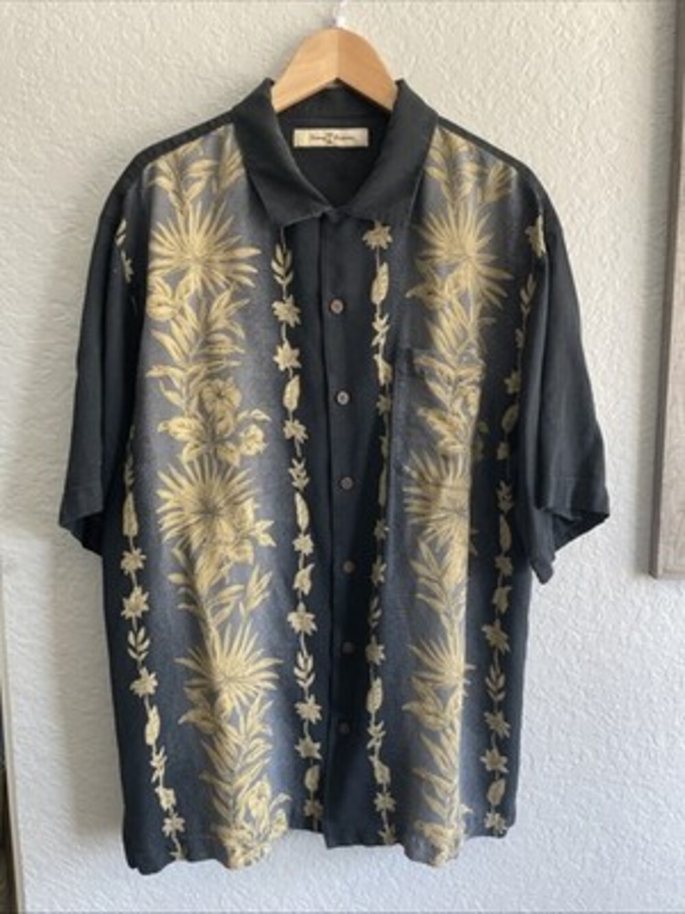 Tommy Bahama Black Hawaiian Shirt Mens Size L Short Sleeve Button Up